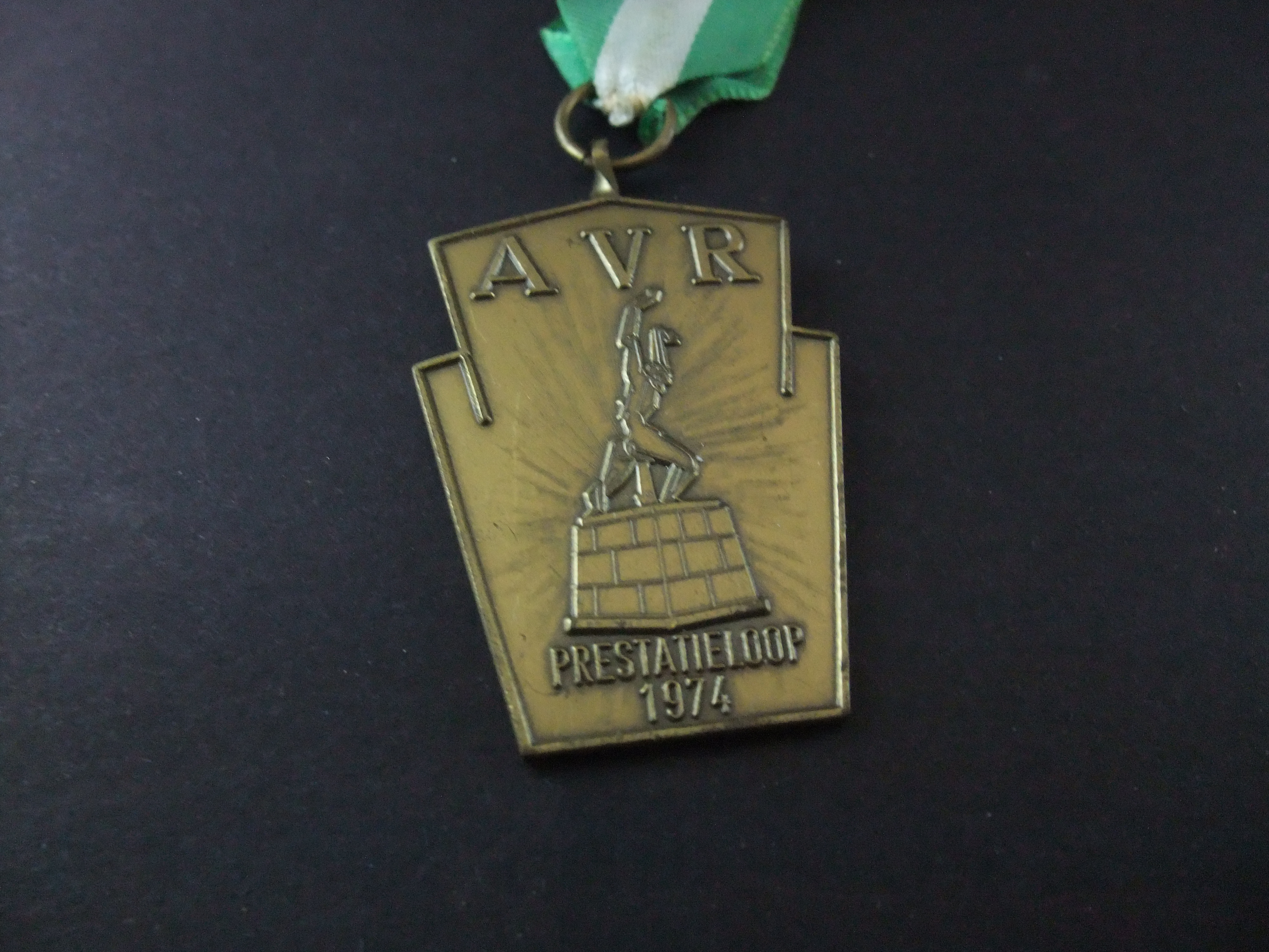 AVR (AtletiekVereniging Rotterdam)Prestatieloop 1974 (De verwoeste stad standbeeld gemaakt door Ossip Zadkine naar aanleiding van het bombardement op Rotterdam.)